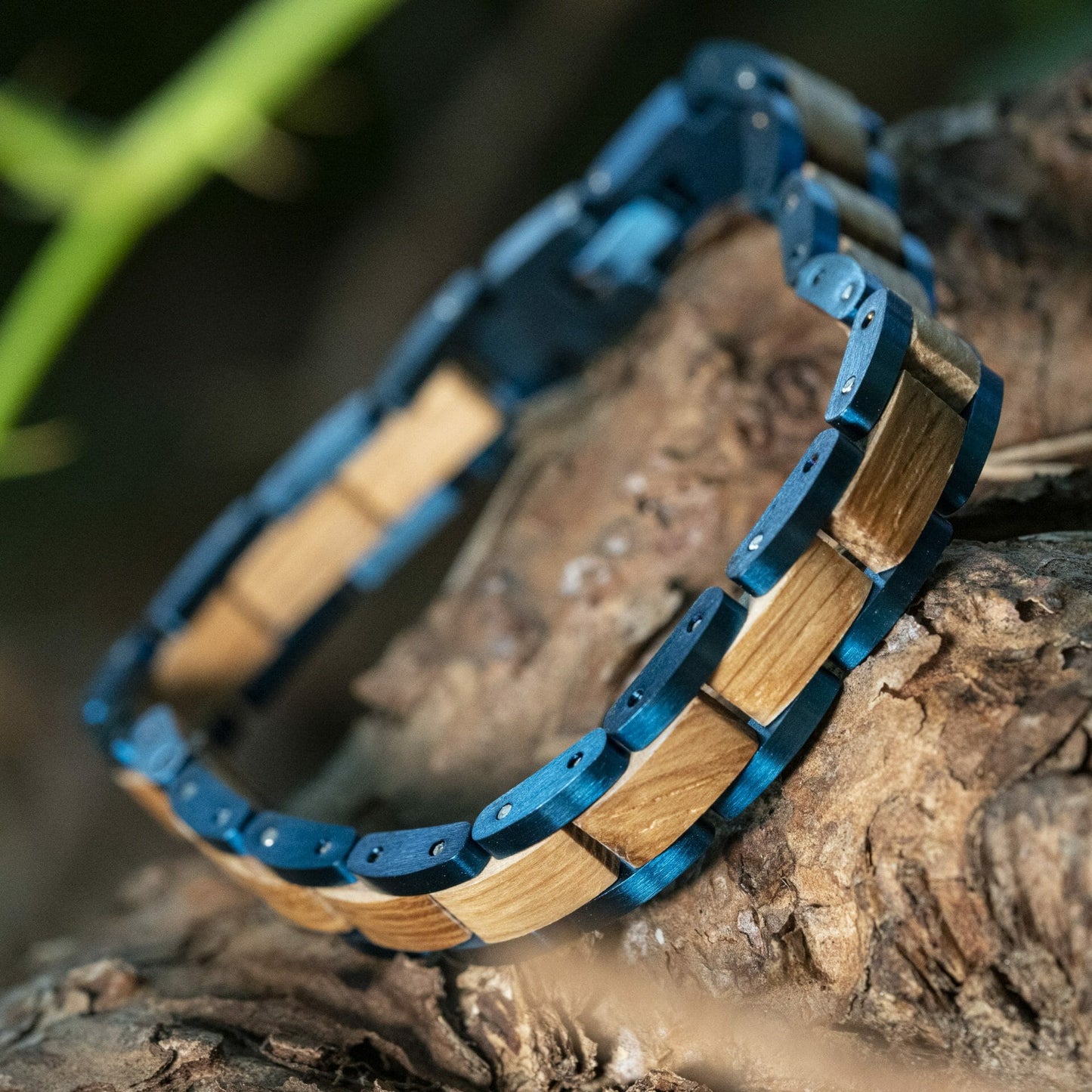 Infinity Blue – Olijfhout & Laserblauw RVS Armband