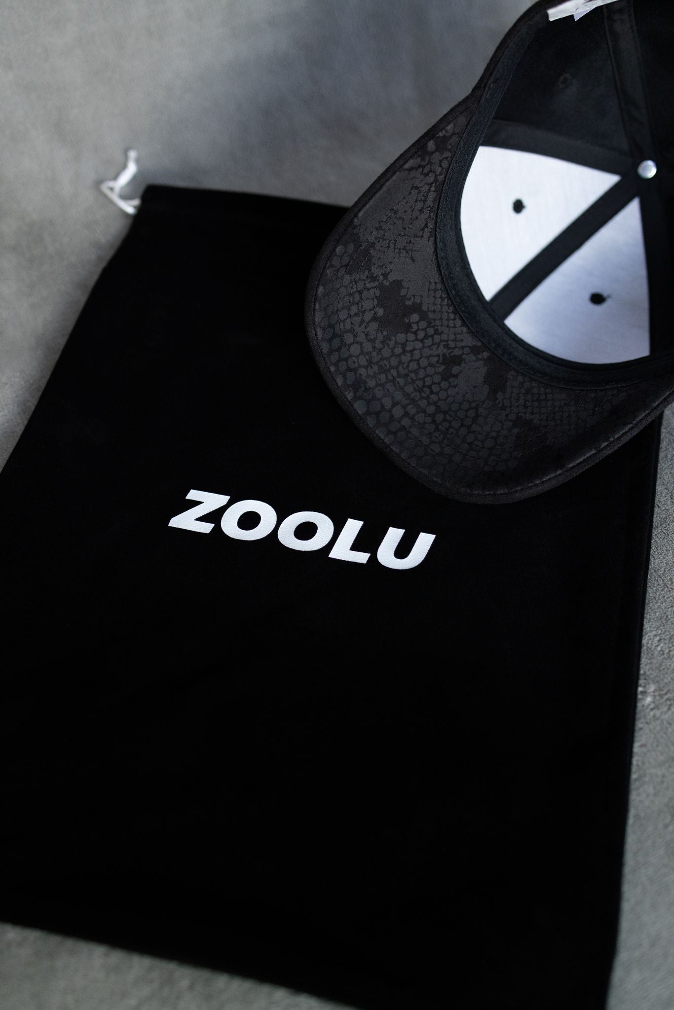 ZOOLU EXOTIC SUÉDE CAP | BLACK