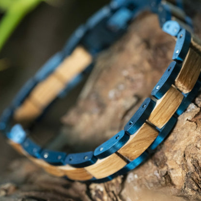 Infinity Blue – Olijfhout & Laserblauw RVS Armband